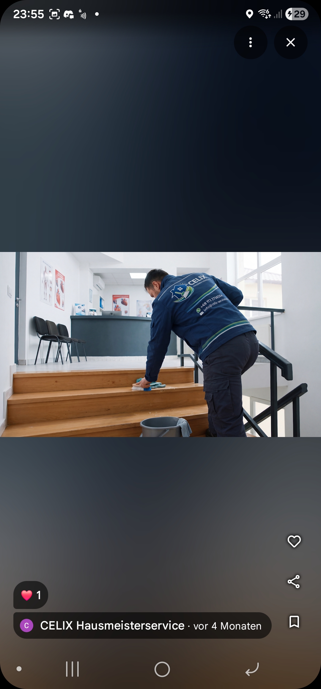 CELIX Fachkraft bei der professionellen Treppenhaus- und Eingangsbereichreinigung vor Ort