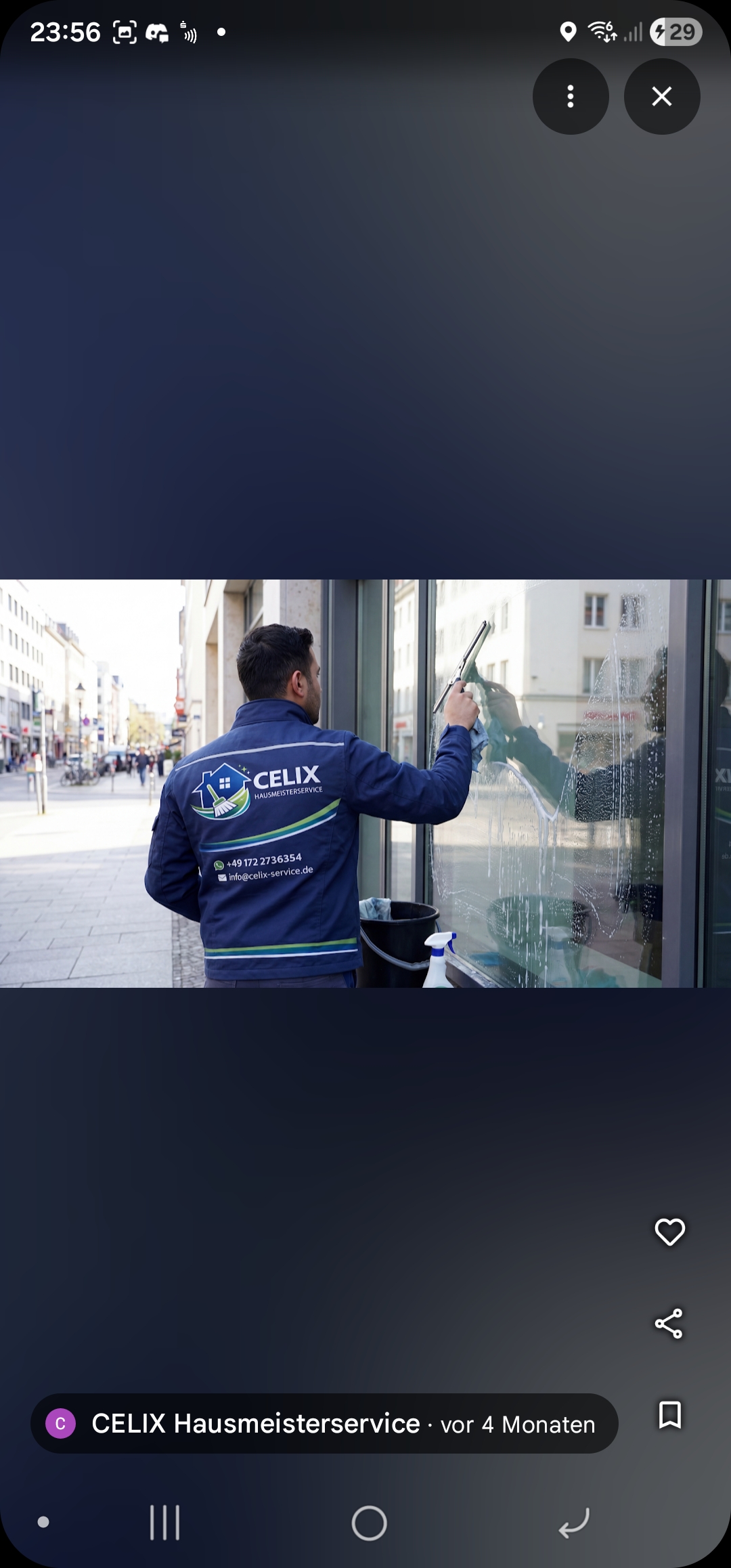 CELIX Fachkraft bei der professionellen Glasreinigung